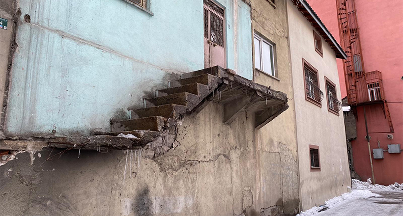 Merdiven Bir Gecede Kayboldu