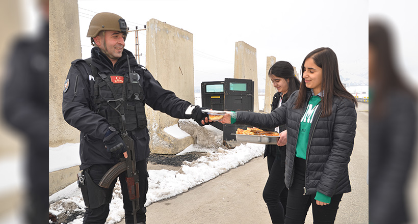 Polise Börek İkramı