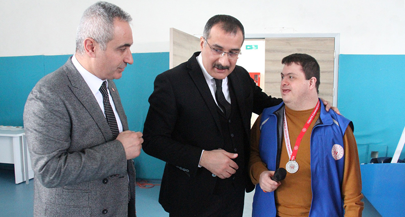 Kendi Gününde Sunuculuk Yaptı