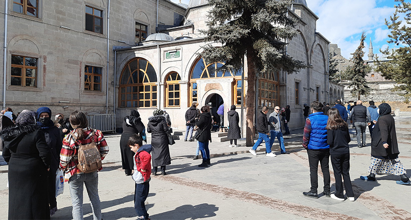 Türbe Doldu Taştı